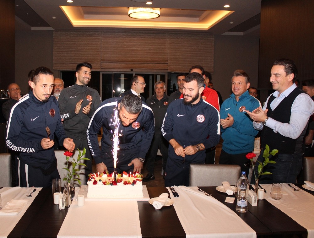 Antalyaspor’da kaleci Ferhat’a sürpriz doğum günü 