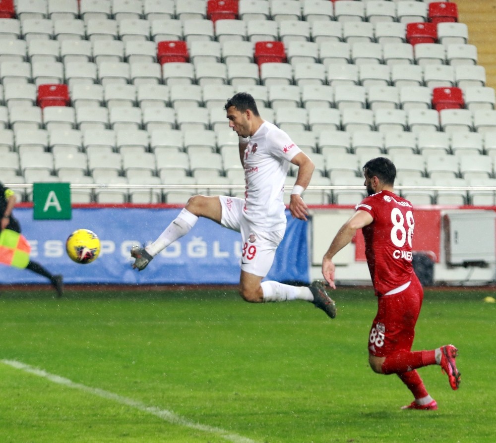Antalyaspor’da savunmanın kalesi Veysel Sarı 