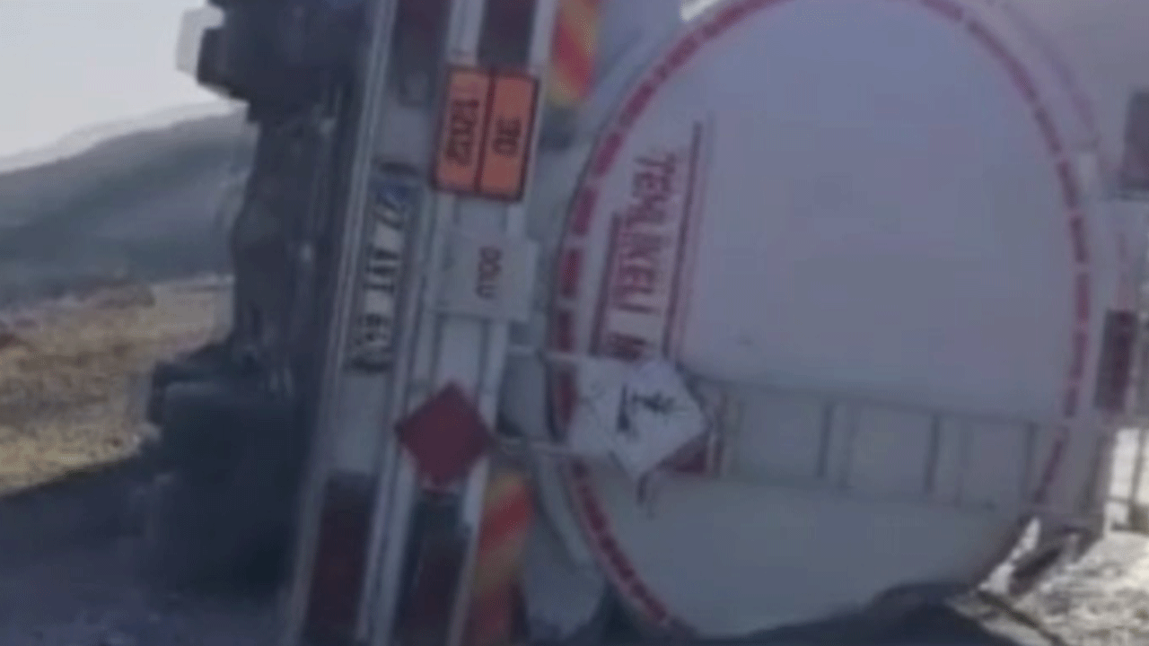 Antep'te facianın eşiğinden dönüldü! Yakıt tankeri takla attı!