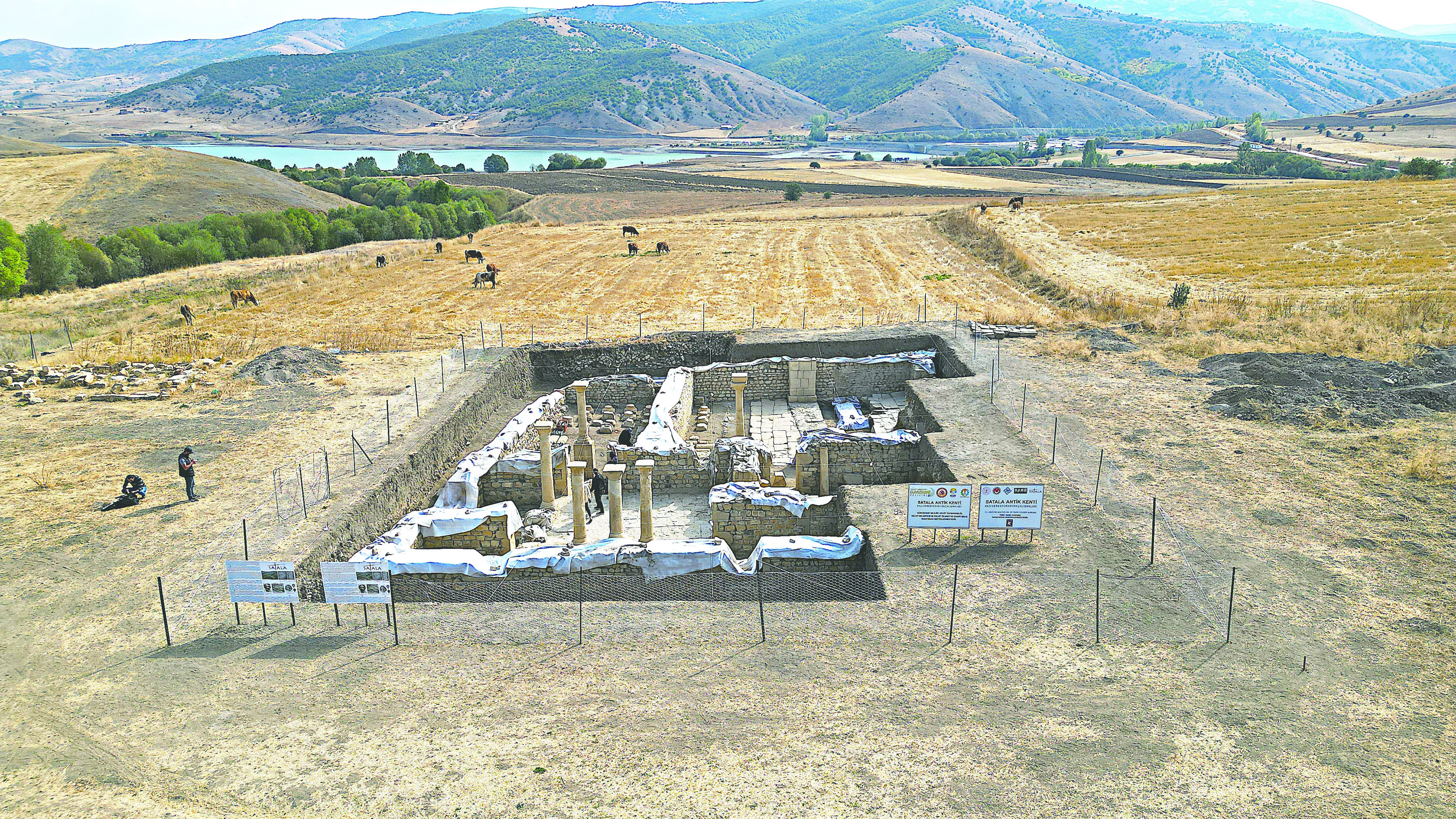 Antik kentte Roma dönemine ait çok kollu şamdan bulundu