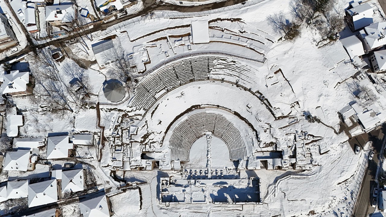 Antik tiyatro havadan görüntülendi! Beyaz örtü altında tarih