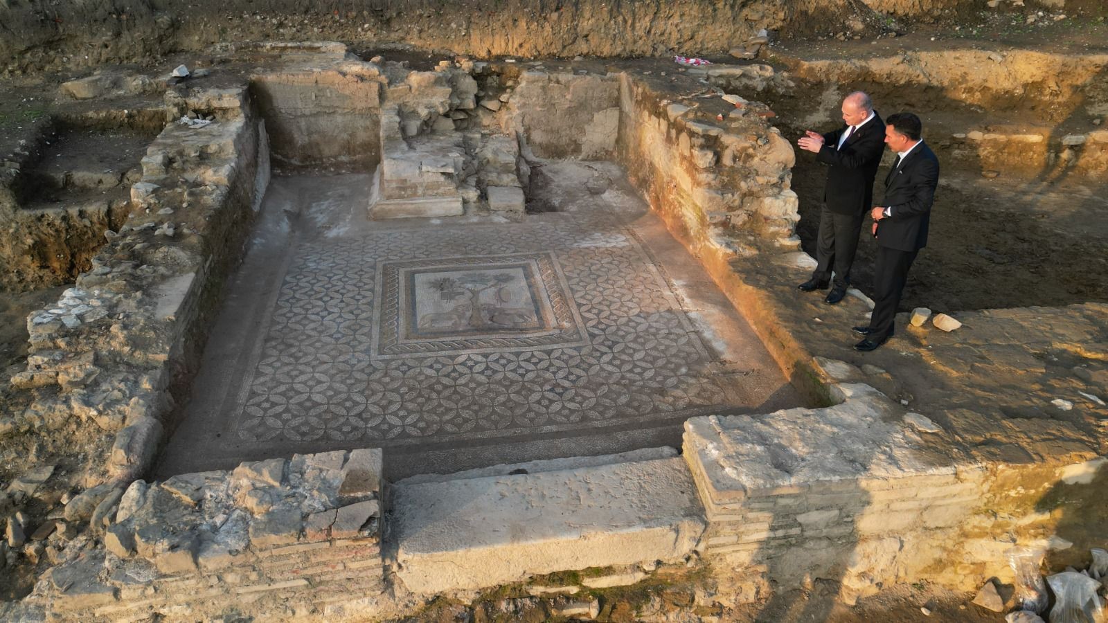 Antik tiyatro kazılarında heyecanlandıran aşama