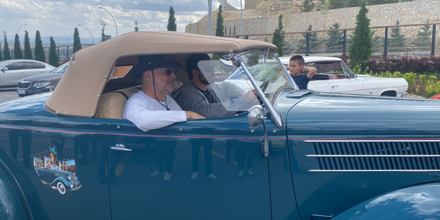 Antika otomobili ile antik şehirler turunda