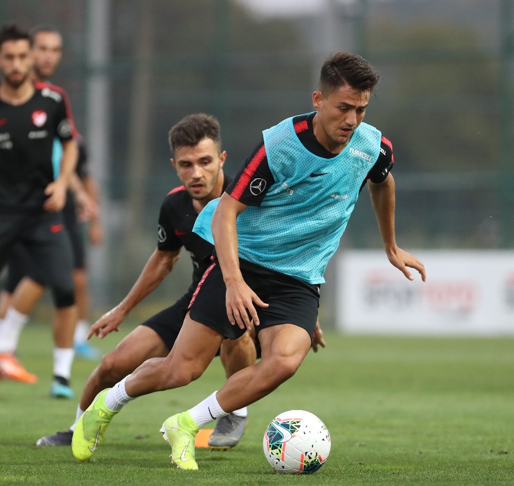 Antrenmanda sakatlanan Cengiz Ünder kadrodan çıkarıldı 