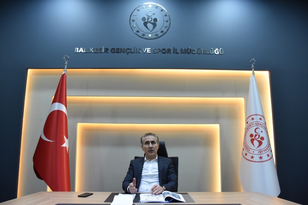 Antrenör eşliğinde evde online spor zamanı 