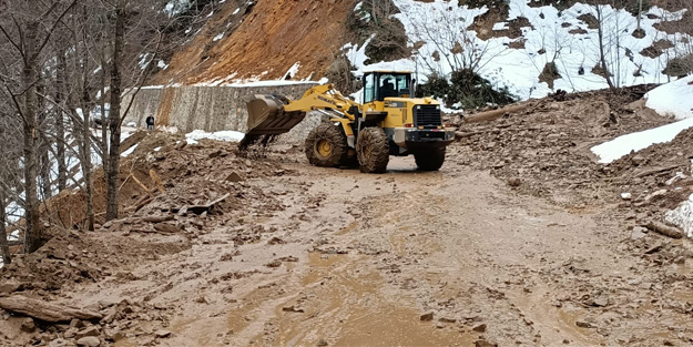 Anzer Yaylası'nda heyelan yolu ulaşıma kapattı