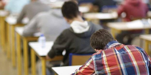 AÖF'li öğrenciler sınava tedirgin girdi: Vaka sayıları azalana kadar uzaktan olabilirdi