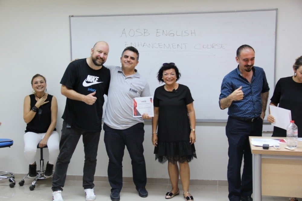 AOSB Akademi’nin İngilizce kursiyerleri sertifikalarını aldı 