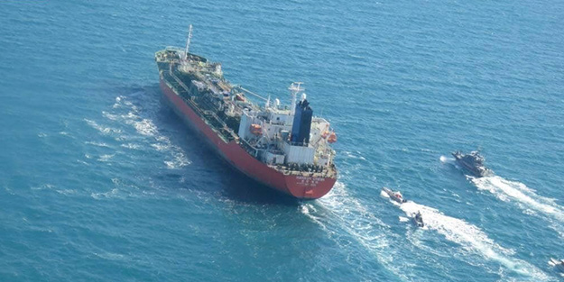 AP dünyaya az önce servis etti: İran gemiye el koydu