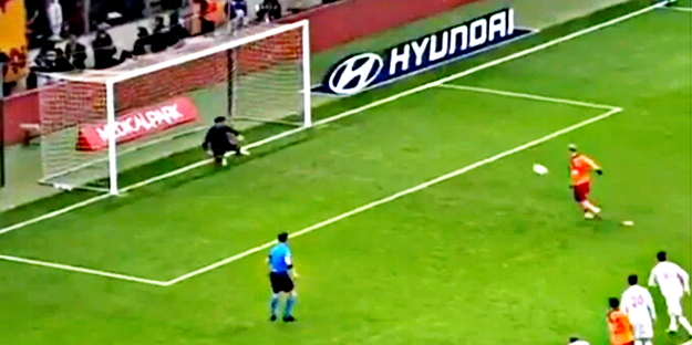 Apar topar bölgeye geliyor... Panenka sonrası işler fena karıştı!