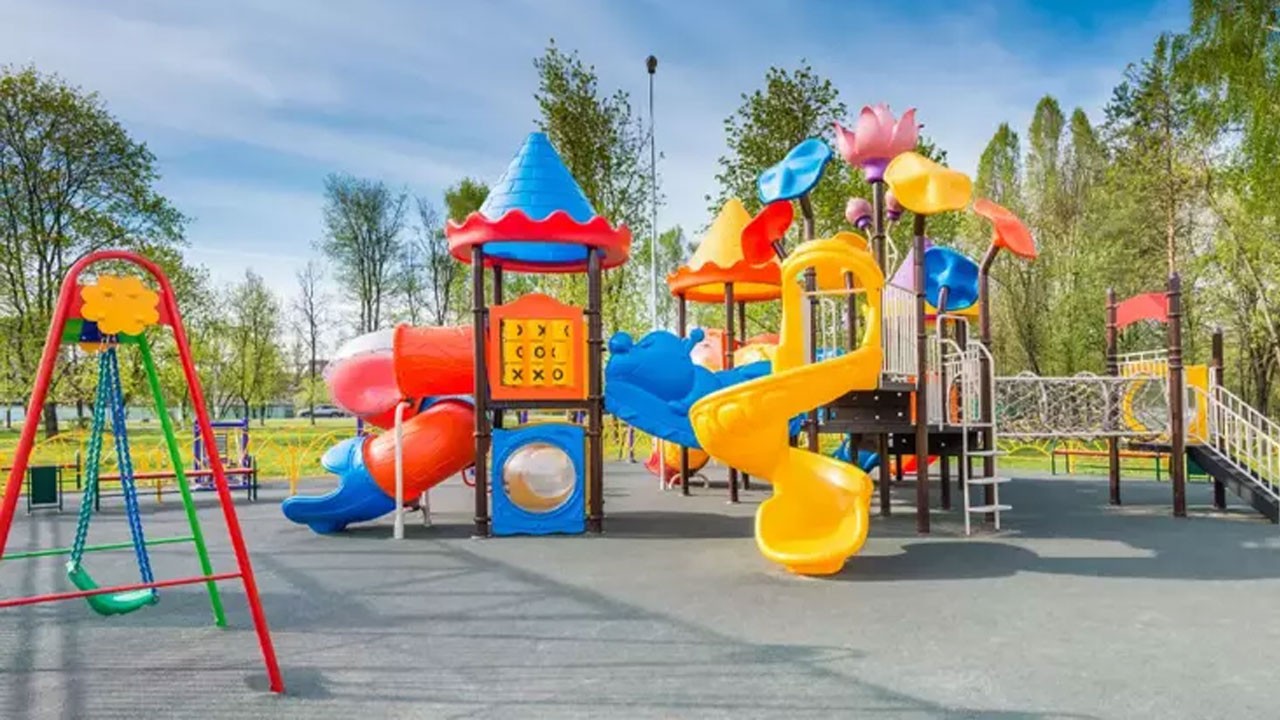 Apar topar hastaneye kaldırıldılar! Çocuk parkında korkunç olay