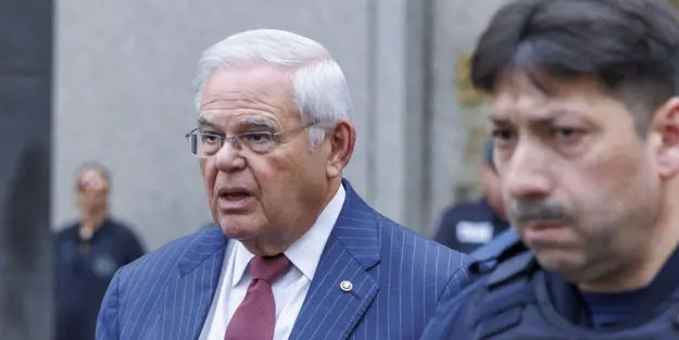 Cumhurbaşkanı Erdoğan'ın F-16 sürecine engel dediği Senatör Menendez istifa etti