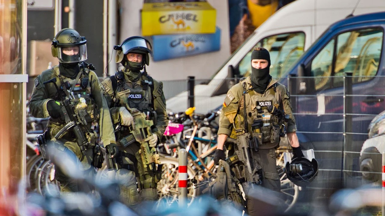 Apar topar yasakladılar! Almanya’da darbe paniği