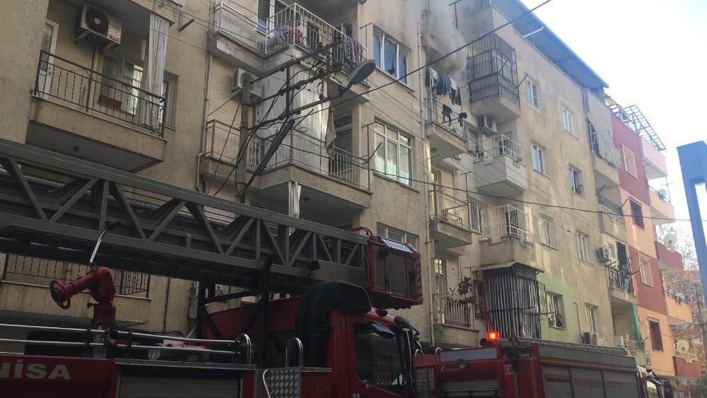 Apartman dairesinde çıkan yangın korkuttu 
