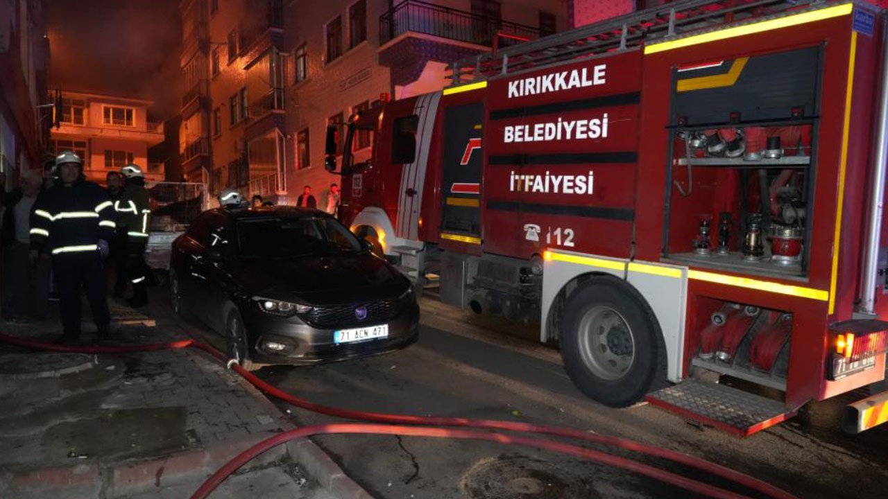 Apartman dairesinde depolanan hurda kağıtlar tutuştu