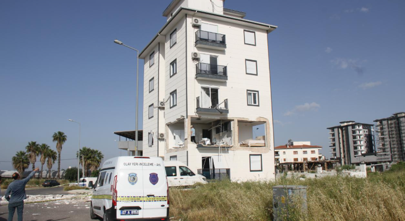 Apartman dairesinde mutfak tüpü patladı! Mahalle savaş alanına döndü