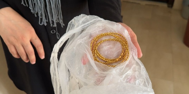 Apartman görevlisi poşette bulduğu altınları sahibine teslim etti