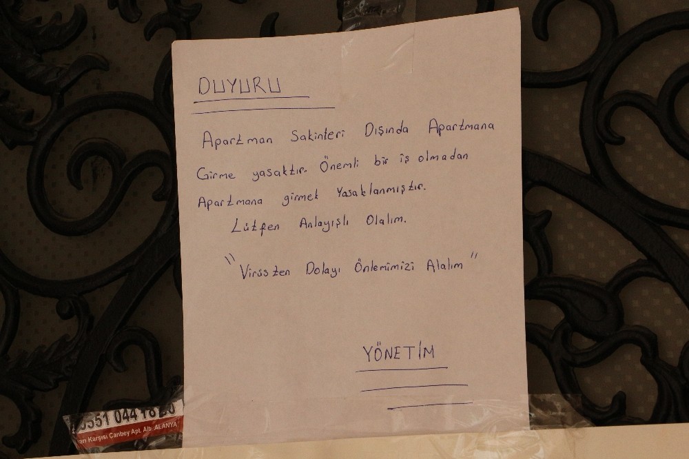 Apartman kapılarında 
