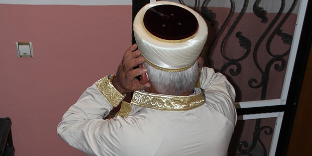 Apartman sakinleri kapıları açık bırakarak duydukları imamın eşliğinde ilk teravih namazını kıldı