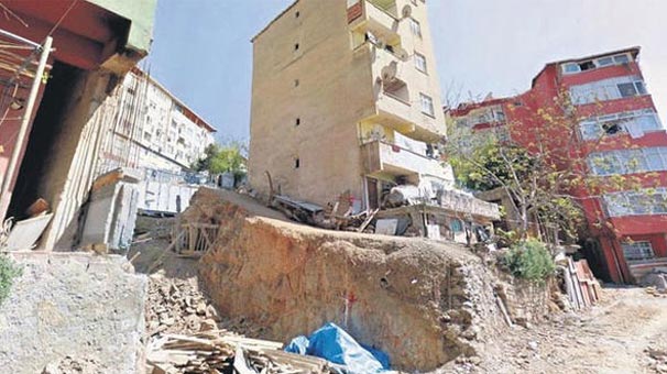 Apartman şantiyenin ortasında kaldı!