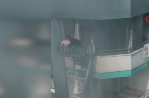 Apartman yangınına müdahale eden polis ateş açtı!