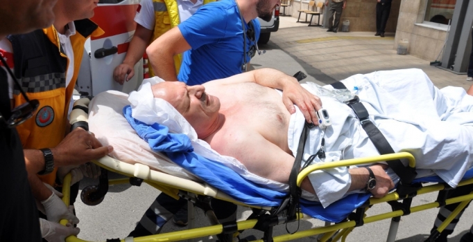 Apartman yöneticisi, aidatını ödemeyen komşusunu bıçakladı