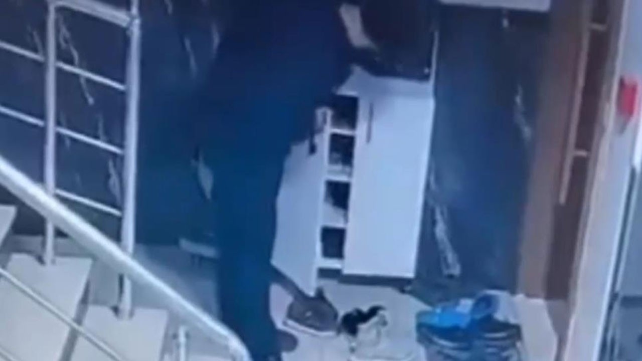 Apartmana giren hırsız ayakkabıyı böyle çaldı! O anlar kamerada