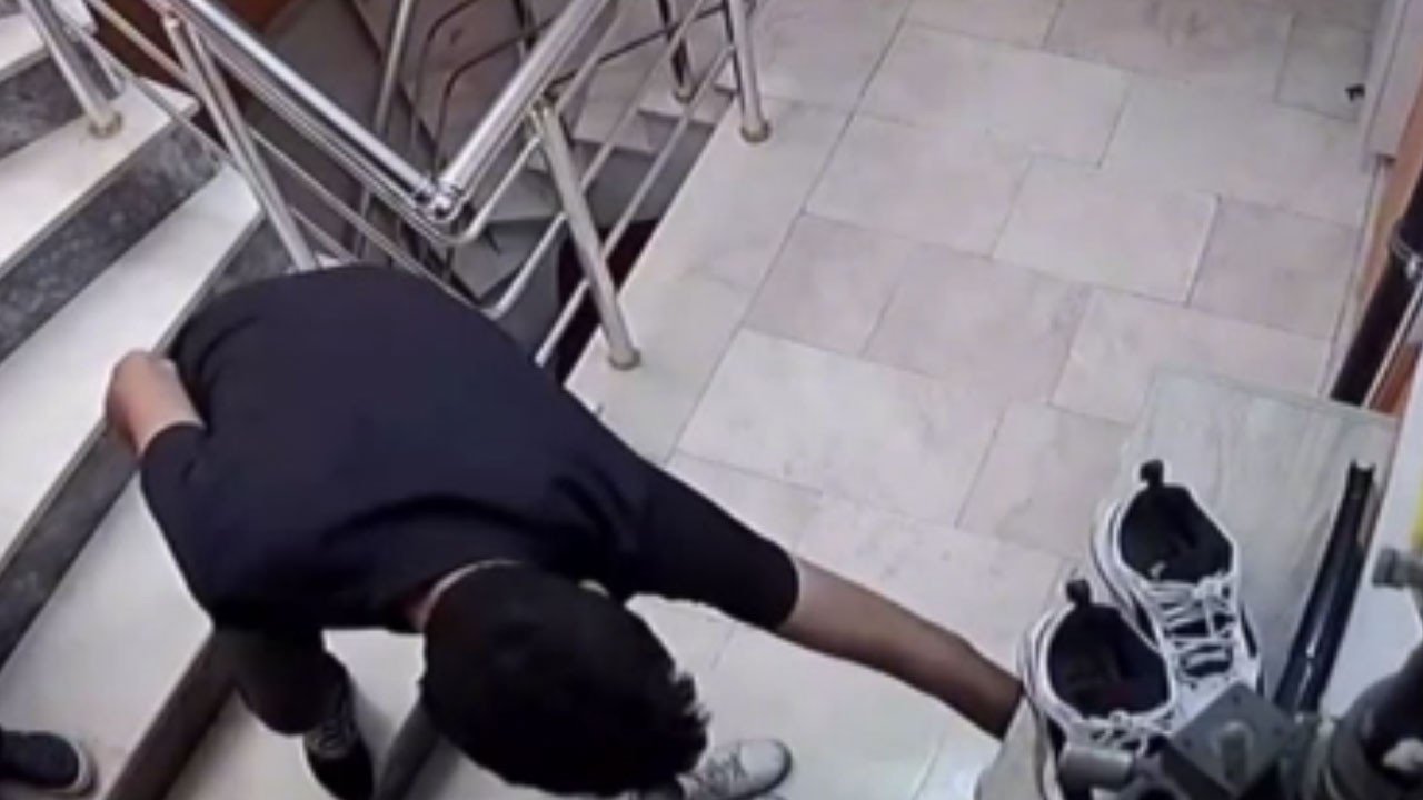 Apartmanda ayakkabıların numarasına bakıp çaldı! O anlar kamerada