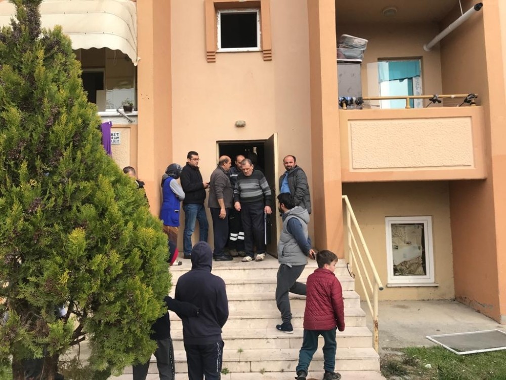 Apartmanda çıkan yangın itfaiye ekiplerince söndürüldü 