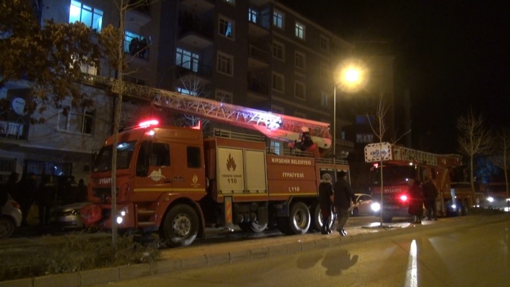 Apartmanda çıkan yangında 3 kişi dumandan etkilendi 