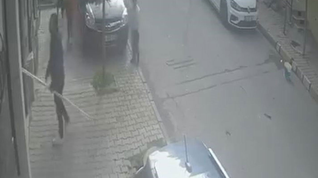 Apartmanda korku dolu anlar! Çocuklara saldırıp bıçakla geri döndü