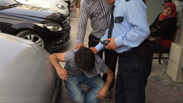 Apartmanda yakaladıkları hırsızı dövüp polise teslim ettiler