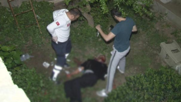 Apartmandakiler bağrışmaları duydu! Hemen...