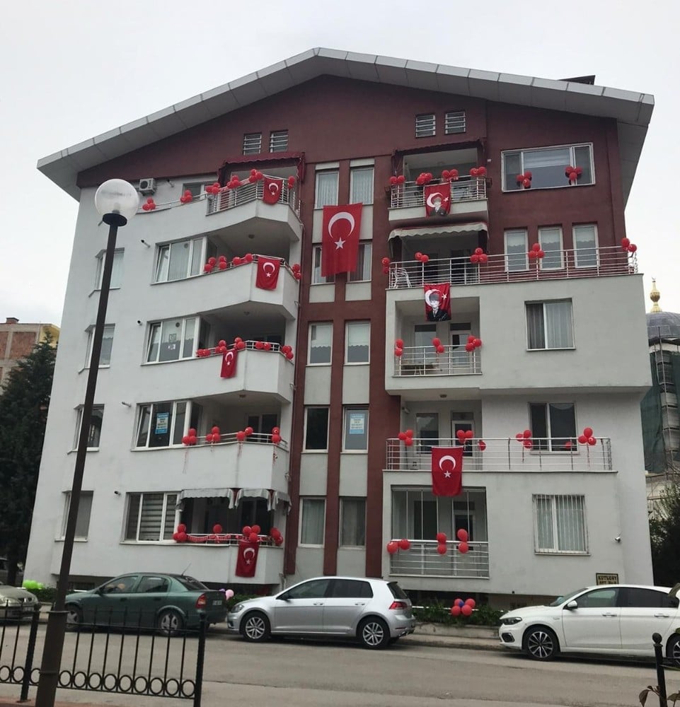 Apartmanı 23 Nisan için süslediler 