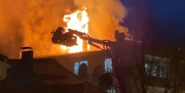 Apartmanın çatı katı alev alev yandı