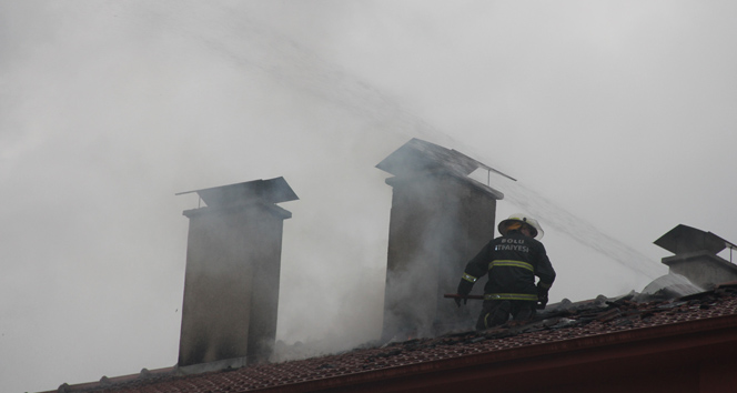 Apartmanın çatısı alev alev yandı