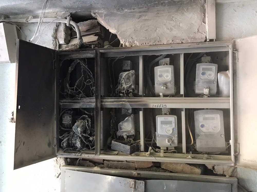 Apartmanın elektrik panosu patladı 