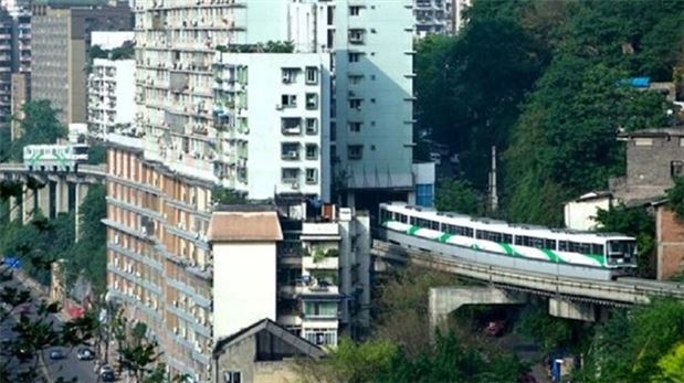 Apartmanlardan metro geçiyor