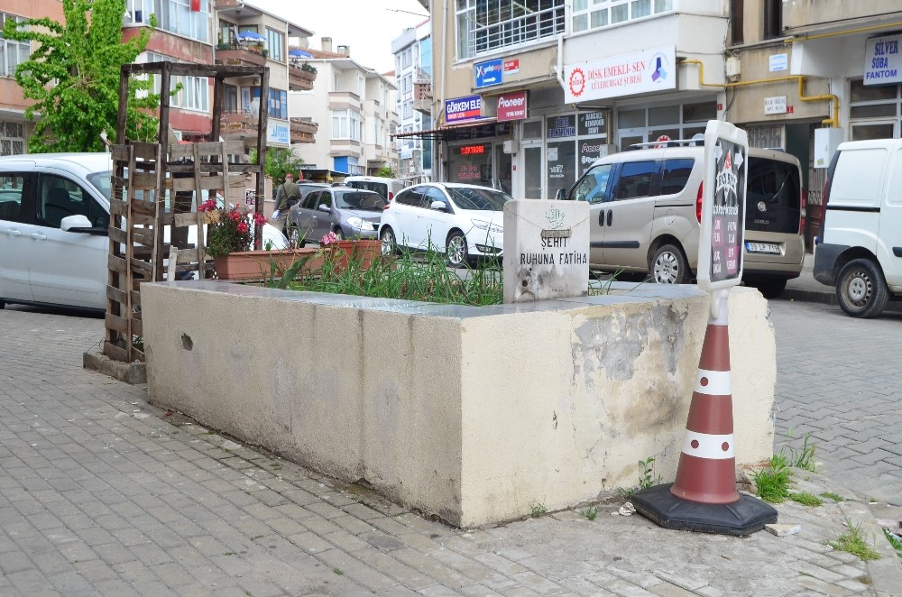 Apartmanların arasında, kaldırım üzerinde gizemli şehit mezarı 