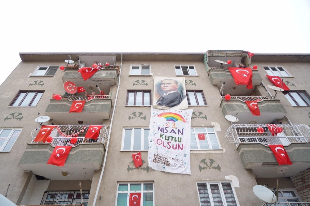 Apartmanlarını 23 Nisan’a özel süslediler 