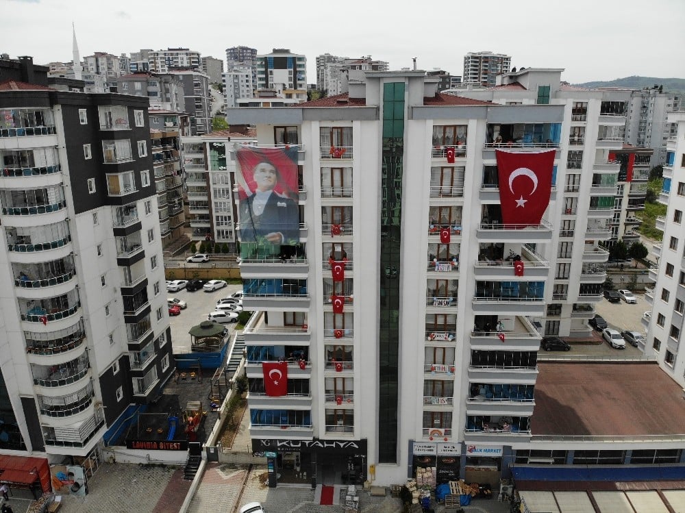 Apartmanlarını rengarenk şekilde süsleyip 23 Nisan’ı evden kutladılar 
