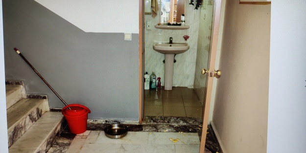 'Aparttan çıkmayan kiracısının kapısına kimyasal sıvı döktü' iddiası! 5 kişi hastanelik oldu