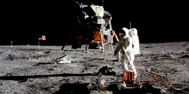 Apollo 11'in Ay'a iniş yönergeleri satıldı