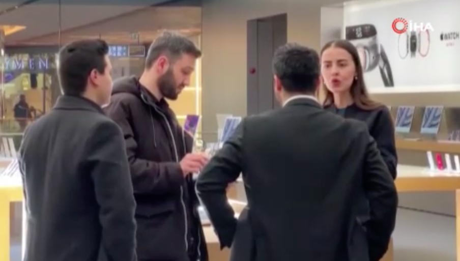 Apple mağazasına icra memurlarıyla gitti!
