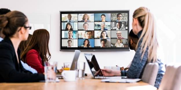 'Aptallar, beni utandırıyorsunuz' dedi! 900 çalışanını Zoom toplantısında kovdu