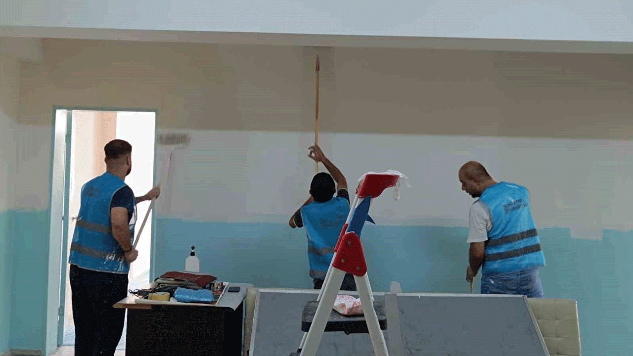 Ara tatilde dinlenmek yerine okullarını onarıyorlar! Öğretmen ve idareciler iş başında