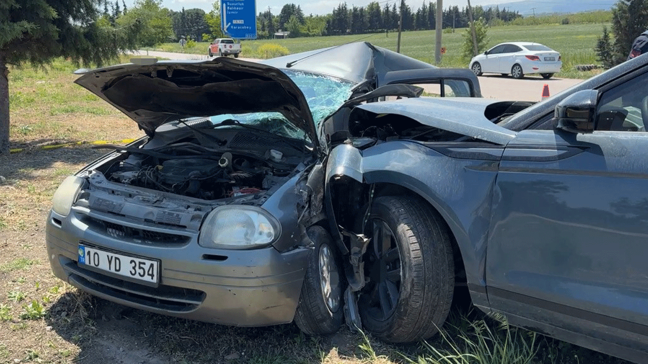 Ara yoldan hızla anayola çıkan otomobilin ortasına cip girdi: 1 ölü, 2 yaralı