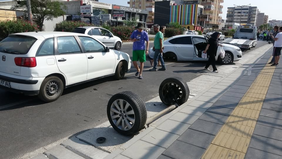 Araba değil teneke üretmişler! Çarpışan otomobillerden biri ters döndü, diğerinin iki tekeri gövdeden ayrıldı