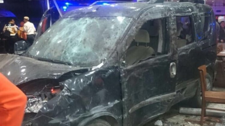 Araba restorana girdi! Çok sayıda yaralı var