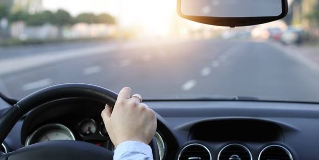 Araba sürerken bunları yapanlar dikkat! Hastalık başlangıcı olabilir